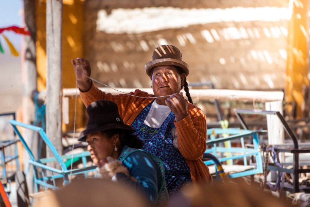 Kvinder med garn i Andesbjergene